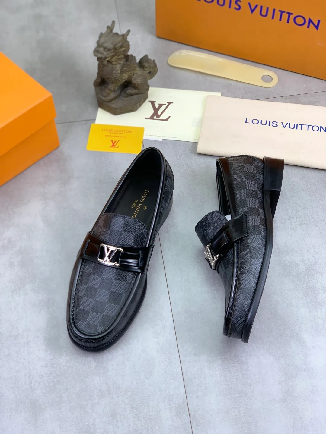 Men's men's shoes 💰P520 New style 💶[LOUIS VUITTON] Water-dyed Niuli Original order New style 🍀LV Louis Vuitton *——Top version of LV classic leather shoes! Made of imported original calfskin, original leather side strips and wear-resistant high-end rubber outsole! High quality products! Color: Black optional Size: 39-44 (45 customized)